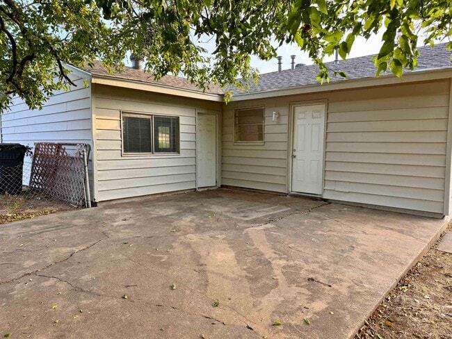 Building Photo - 2813 Roanoke Dr