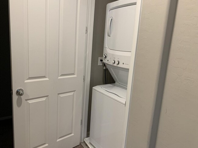 Building Photo - 3 Bedroom townhome in Mountains Edge