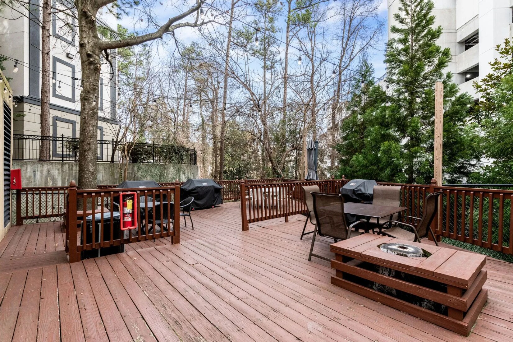 Building Photo - 3481 Lakeside Dr NE