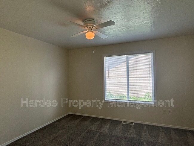 Building Photo - 10764 W Goldenrod Ave
