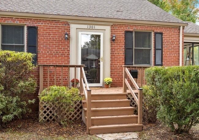 Building Photo - 2 Bedroom Home off of Monument Ave with Great Move-In Special!! ***Available Early September***