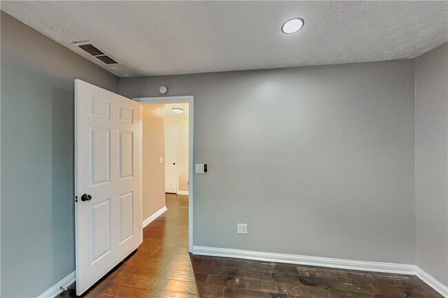 Building Photo - 985 Crystal Water Dr SE