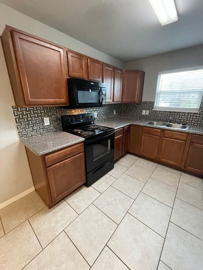 Building Photo - 1101 Parkview Dr