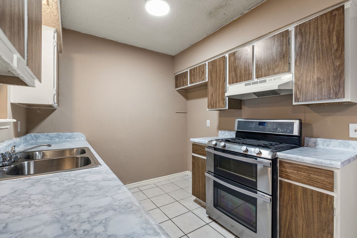 Building Photo - 9407 N Creek Dr