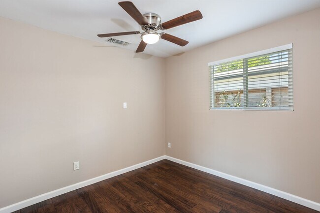 Building Photo - Gorgeous Upgraded home in Roseville