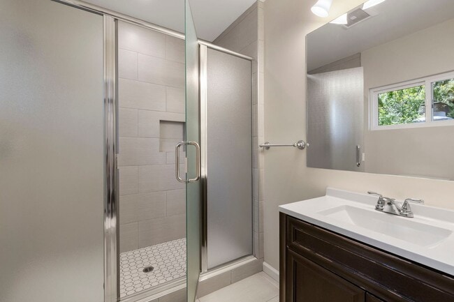 Building Photo - Spacious Menlo Park Retreat with 6 Bedroom...