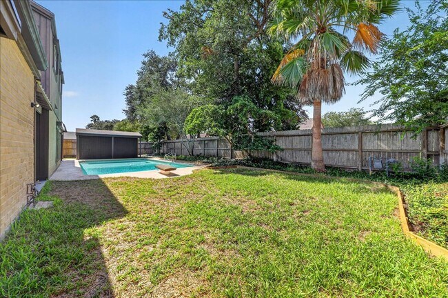 Building Photo - 5305 Greenbriar Dr