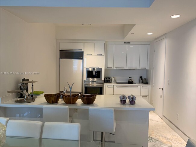 Building Photo - 16001 Collins Ave