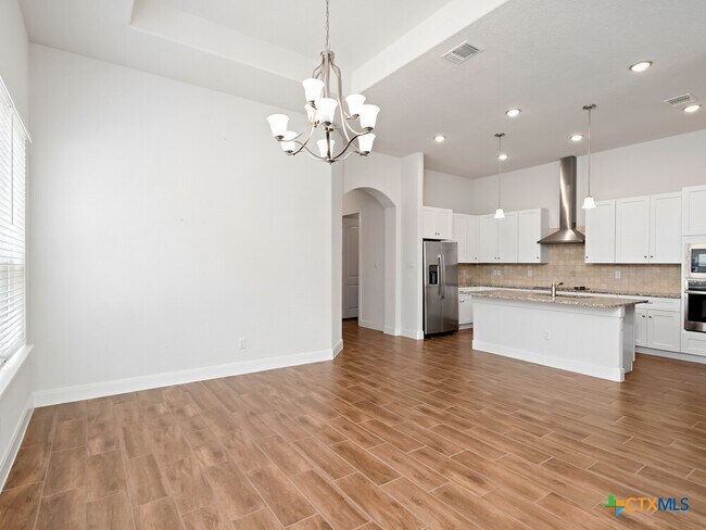 Building Photo - 530 Carriage House