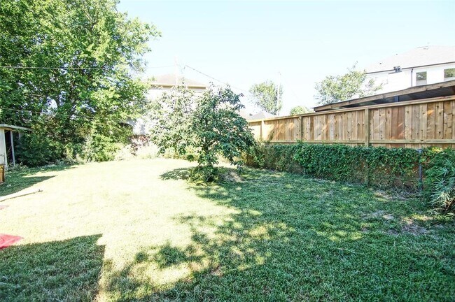 Building Photo - 4048 Newshire Dr