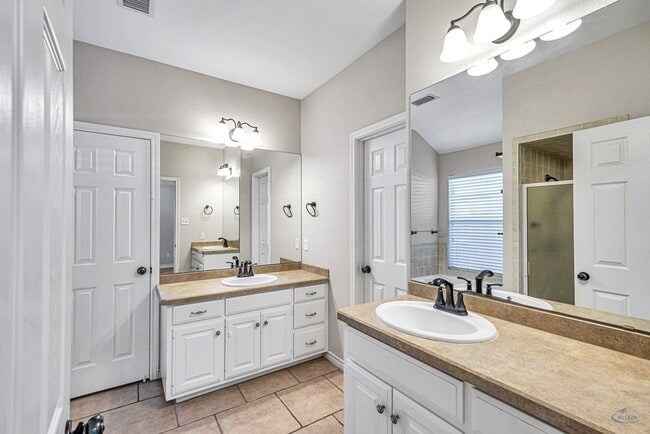 Building Photo - 5409 San Saba Ct