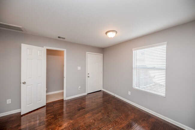 Building Photo - 1631 Dove Run