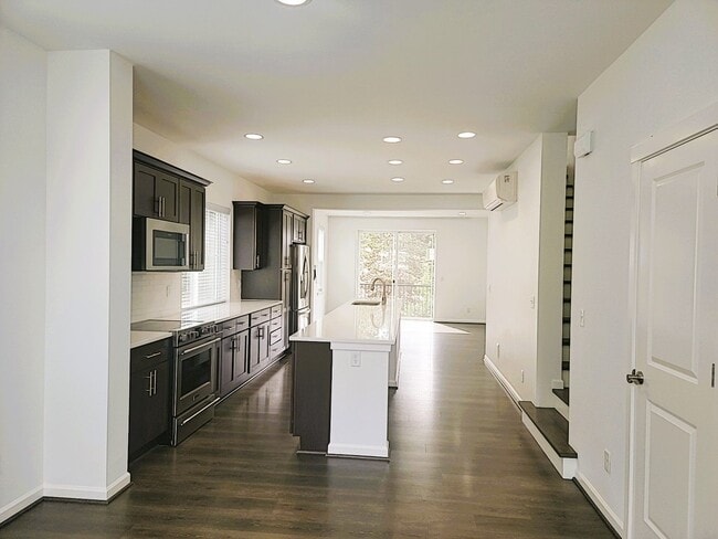 Building Photo - PENDING APPLICATION APPROVAL Gorgeous 2 -B...