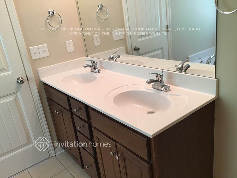 Building Photo - 80 Persian Ivy Way