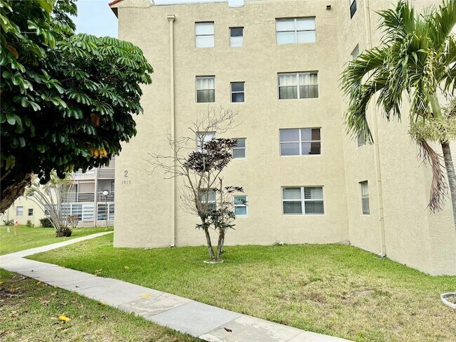 Building Photo - 1810 N Lauderdale Ave