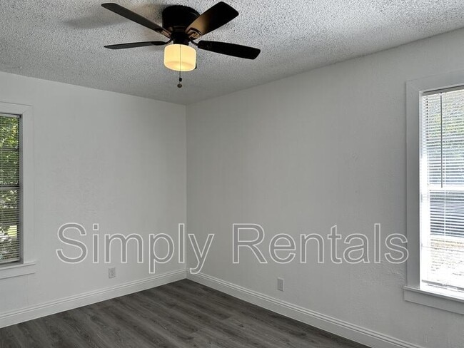 Building Photo - Poplar St 3211