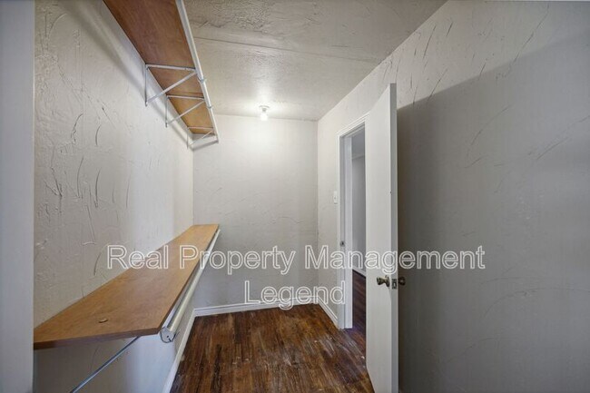 Building Photo - 9007 Sweetwater Dr