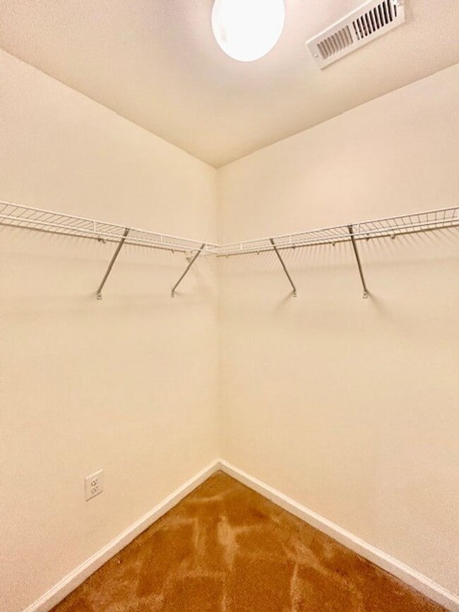 Building Photo - Welcome to the desirable Howard Square