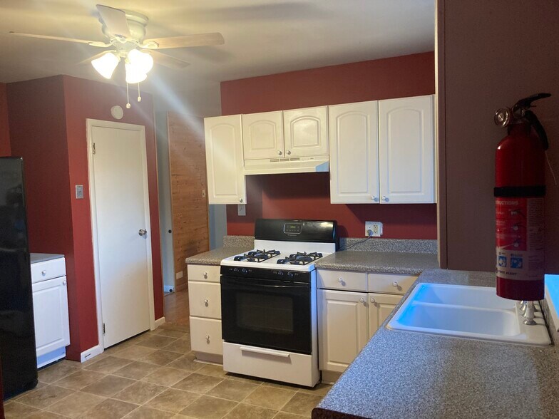 Kitchen - 629 Forest Lake Dr N