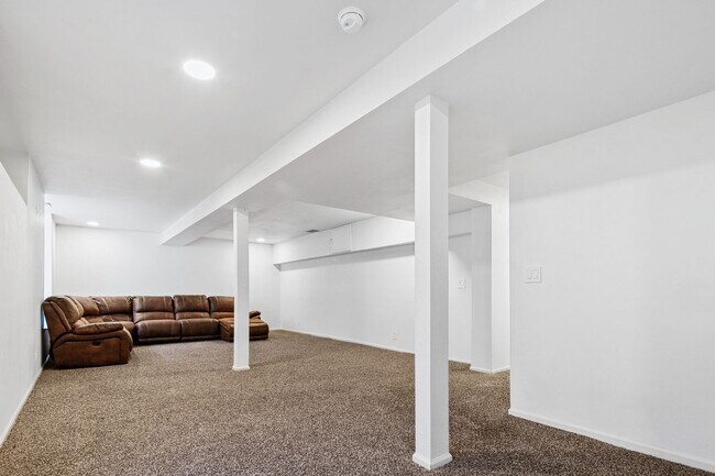 Building Photo - Parkside Paradise: Spacious 5-Bed Luxury in Hobble Creek