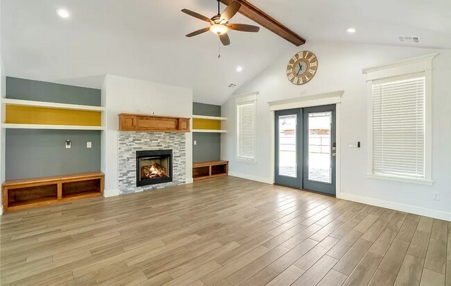 Building Photo - Stunning 3BD/2.5BTH Home in Mustang
