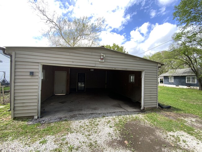 Building Photo - 305 N Bowman Ave