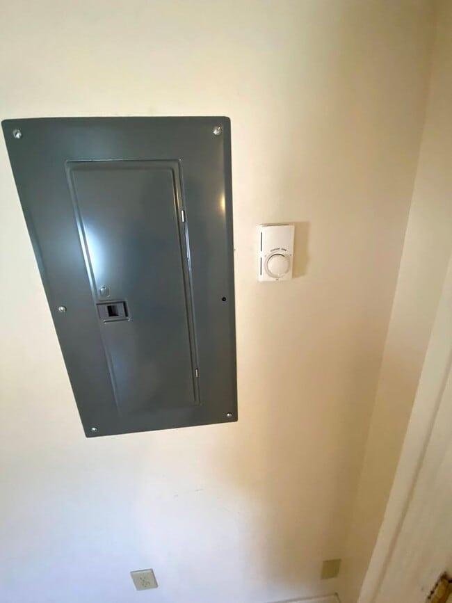 Building Photo - 1-2 Bedroom 1 Bath House with Garage, Newl...