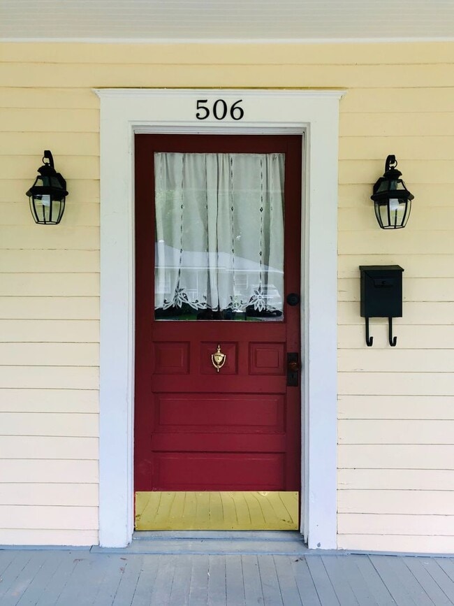 Building Photo - Plum Street-3 bedroom/2 bath home with large rocking chair front porch!