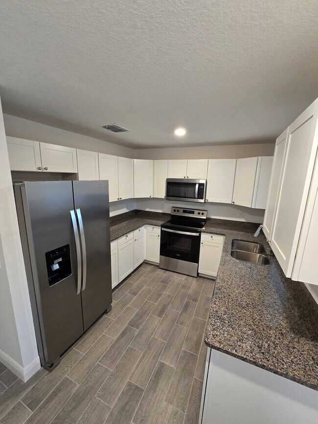 Building Photo - Gorgeous Brand-New 3/2 Townhome in Lakeside!!!!