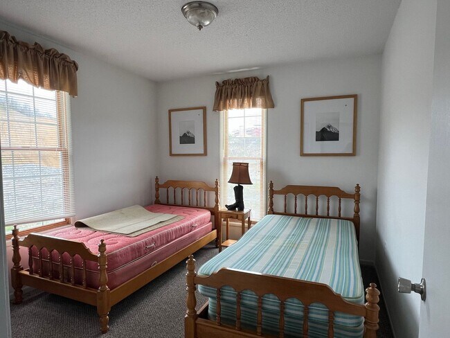 Building Photo - 3 bedroom fully furnished apt