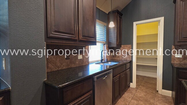 Building Photo - 525 Bamborough Dr
