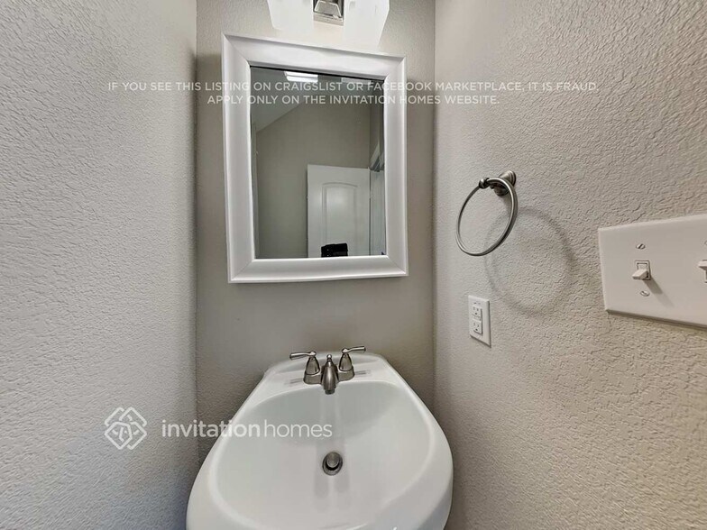 Building Photo - 10204 Thomas Ln