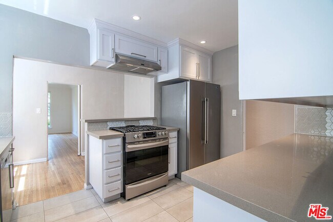 Building Photo - 342 N Orange Dr