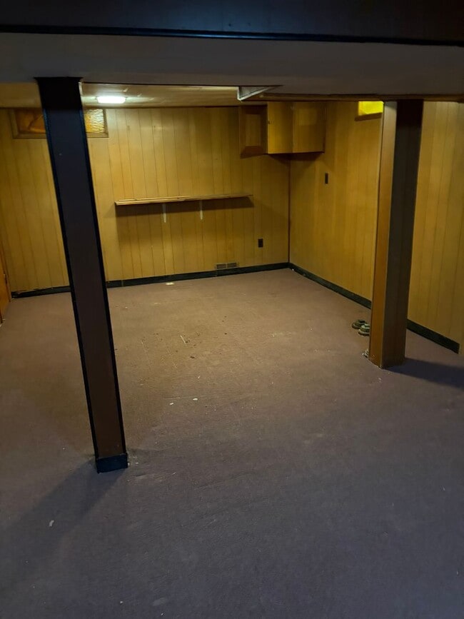 Building Photo - 3 bedroom 1 bath Ranch with basement