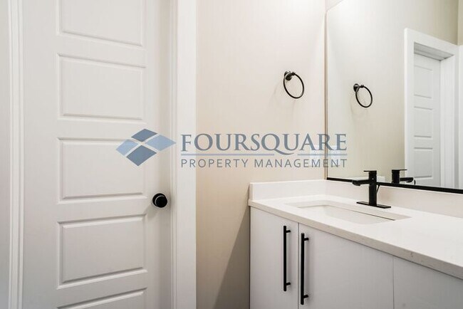 Building Photo - Townhome | Washer/Dryer Included | Back Pa...