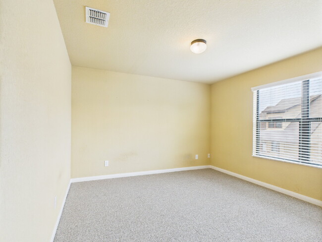 Building Photo - 3-Bedroom Retreat with 2.5 Baths in Freder...