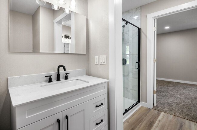 Building Photo - Beautiful remodeled home in Bolivar with fenced in yard -3 bedrooms, 2.5 baths and a detached 1 c...