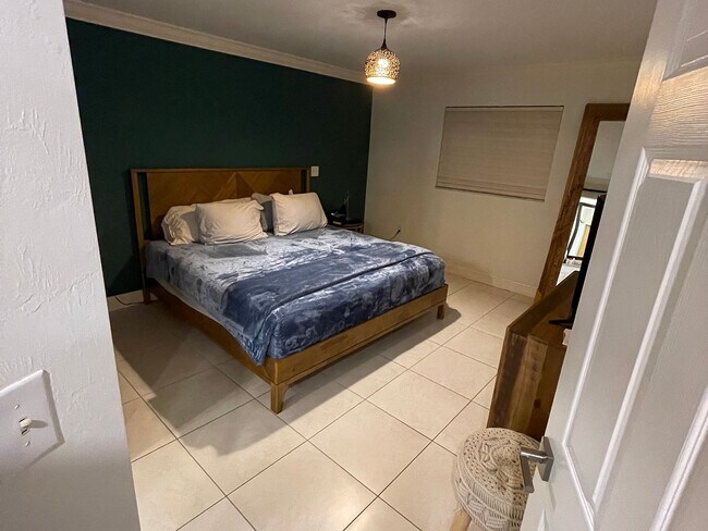 Building Photo - 1337 Center Ln