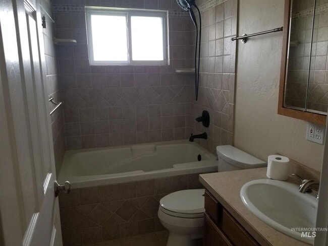 Building Photo - Rare 4 bedroom, 2 bath home on cul-de-sac.