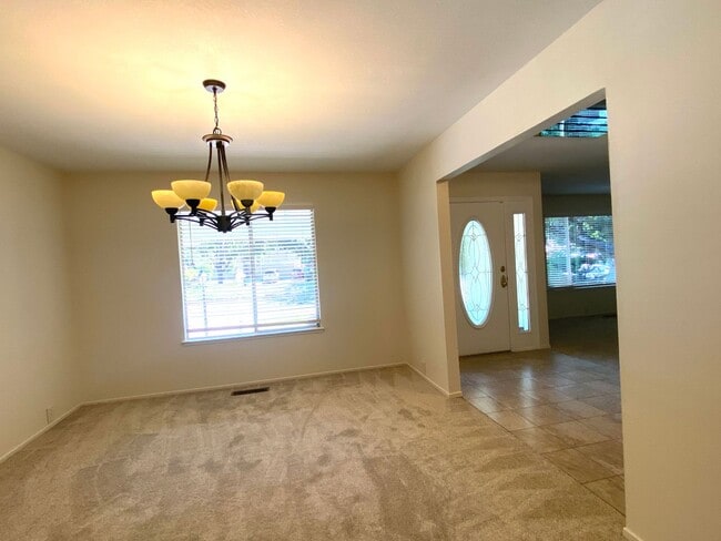 Building Photo - Pleasanton Single Story House 4 bed/2 bath, Downtown next to Amador Valley High! Great Location