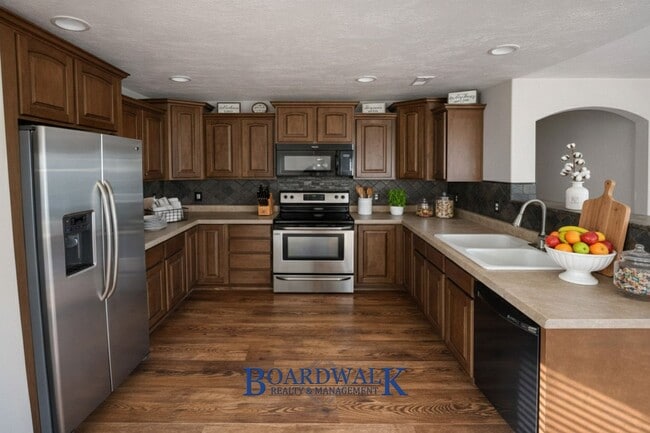 Building Photo - Quiet Riverton 3 Bed Home – Garage & Yard