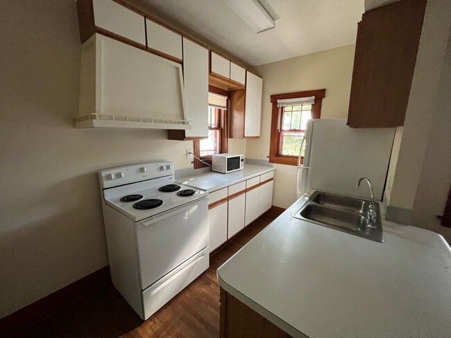 Building Photo - Cute 2 Bedroom Home With All Hardwood Floors!