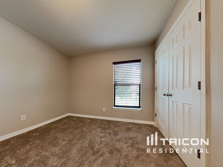 Building Photo - 591 Swallowtail Dr