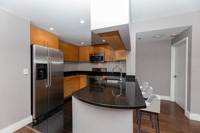 Building Photo - 102 Christopher Columbus Dr