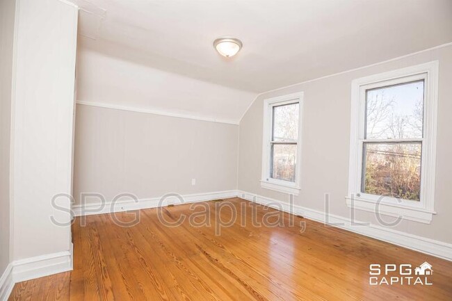 Building Photo - 427 Hood St