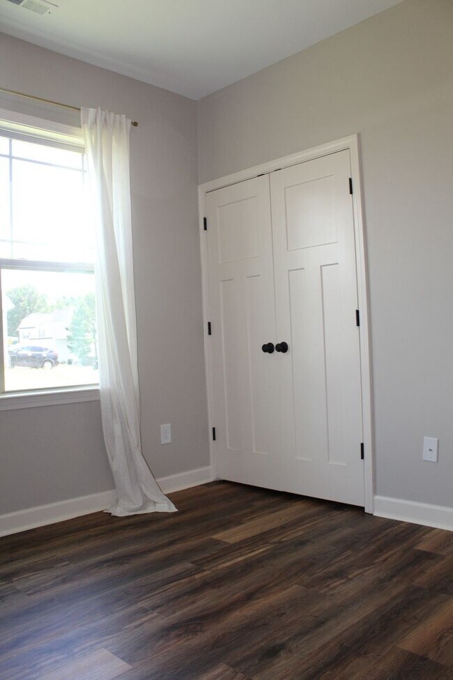 Building Photo - 3 Bed/2 Bath Home - Desirable Planter's Ridge Subdivision/CBA Schools