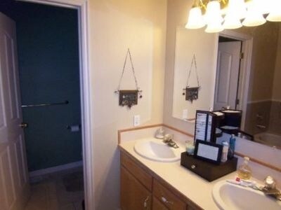 Master bath, jetted tub, seperate shower - 1800 S Grant Ave