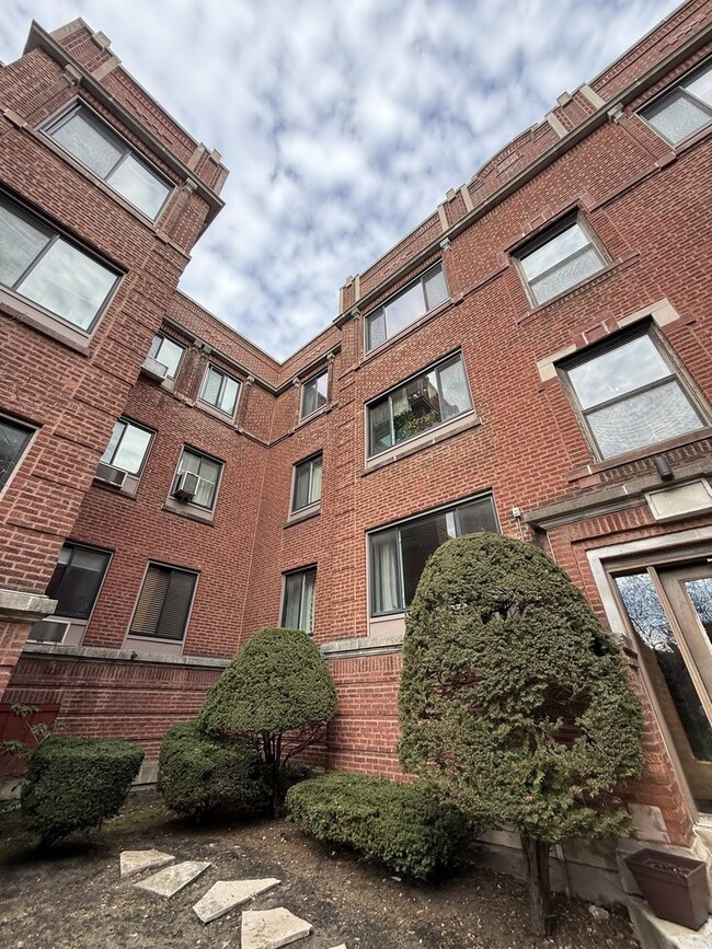 Building Photo - 928 W Sunnyside Ave