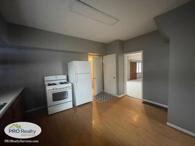 Building Photo - 264 Sidney St E