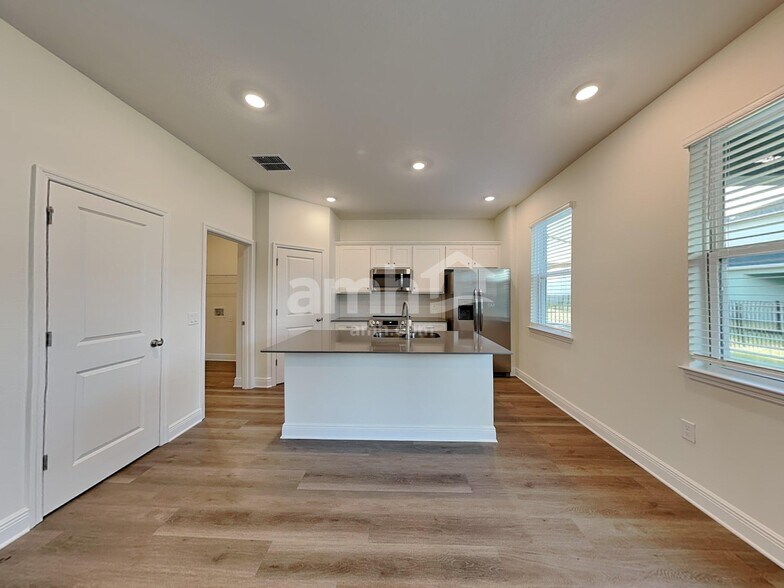 Building Photo - 5998 Pinewood Ests Dr